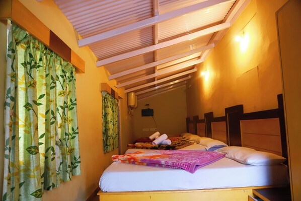 Economy kamer | Hypoallergeen beddengoed, een bureau, verduisterende gordijnen