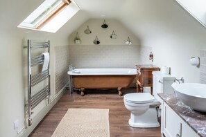 Een douche, een haardroger, handdoeken, zeep