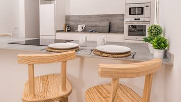 Een koelkast, een microgolfoven, een oven, een vaatwasser