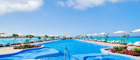 Una piscina al aire libre