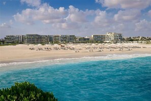 En la playa, arena blanca