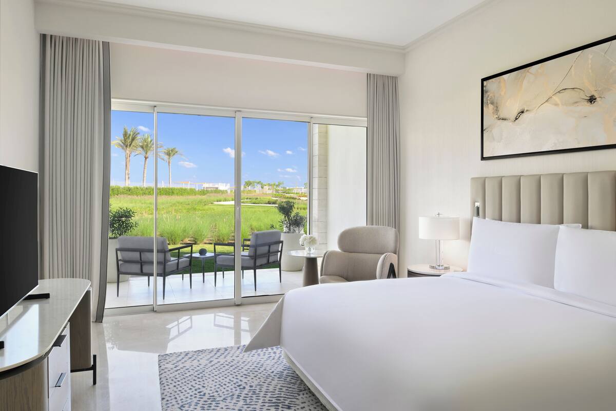 Deluxe Suite One Bedroom Sea View | 高級寝具、ミニバー (無料)、セーフティボックス (室内)、デスク