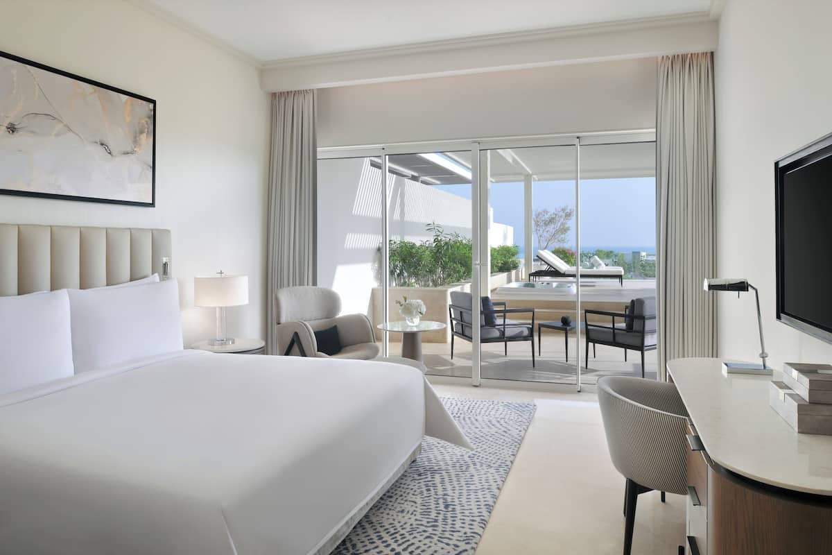 1 bedroom, premium bedding, free minibar, in-room safe