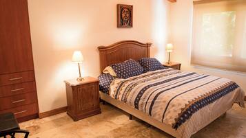 6 bedrooms, iron/ironing board, WiFi, bed sheets