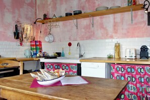Microondas, horno, parrilla de estufa y lavavajillas