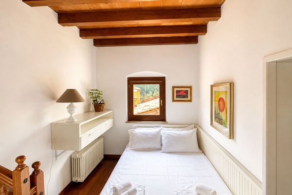 2 bedrooms, travel crib, WiFi (free), bed sheets