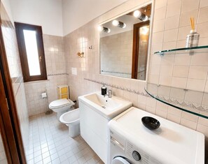 Douche, articles de toilette (gratuits), séchoir à cheveux, peignoirs
