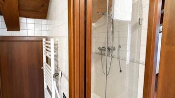 Regadera, amenidades de baño gratuitas, secadora de cabello, batas