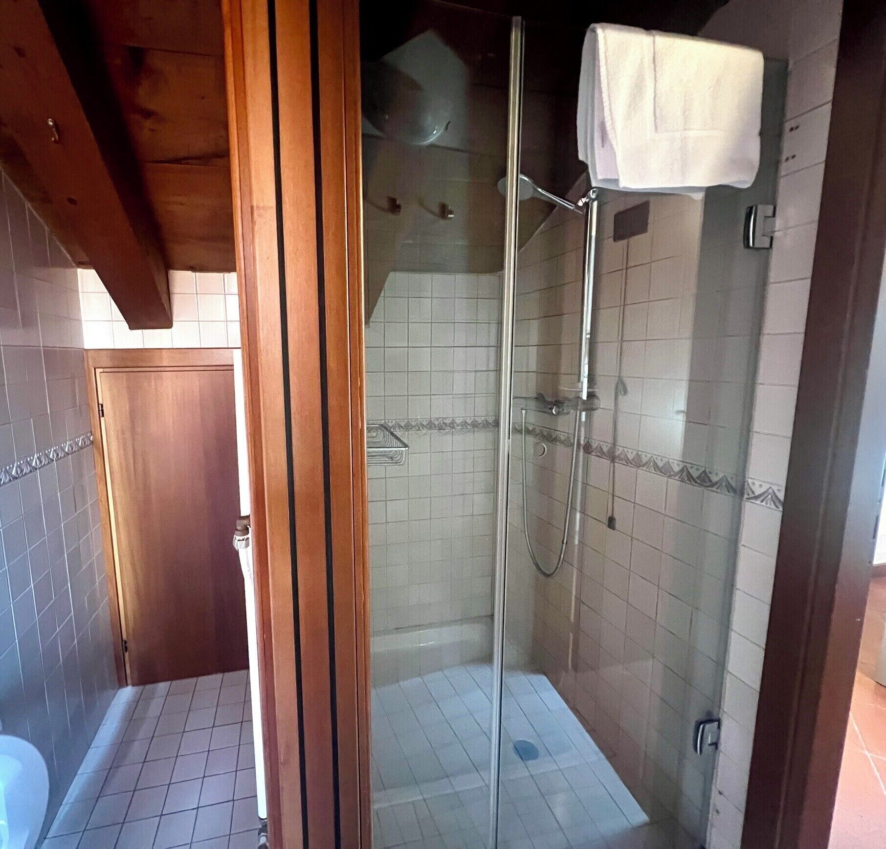 Douche, articles de toilette gratuits, sèche-cheveux, peignoirs