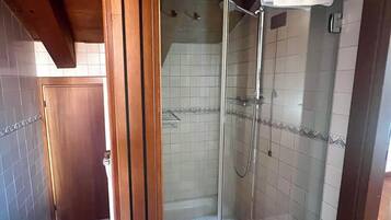 Douche, articles de toilette gratuits, sĂšche-cheveux, peignoirs