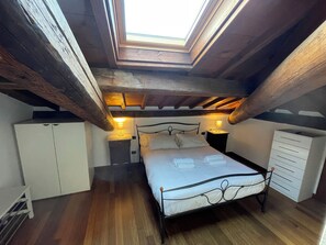 2 bedrooms, travel cot, WiFi, bed sheets