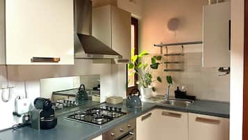 Frigorifero, forno, piano cottura, lavastoviglie