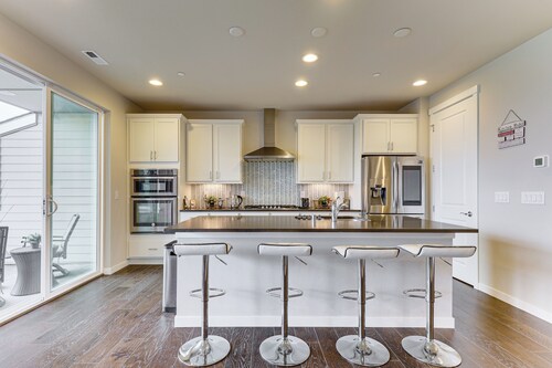 Snoqualmie Townhome w/ Balcony & Mountain Views!