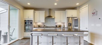 Snoqualmie Townhome w/ Balcony & Mountain Views!