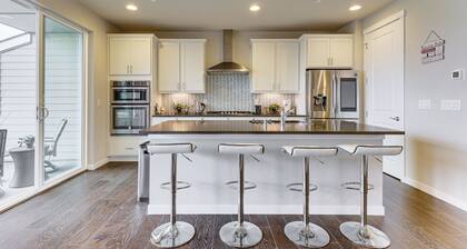 Snoqualmie Townhome w/ Balcony & Mountain Views!