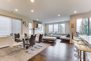 Apartment (2 Bedrooms) | Interior - Snoqualmie Townhome w/ Balcony & Mountain Views! (Snoqualmie)