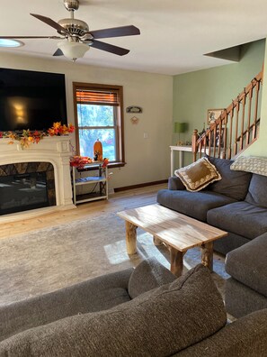 Smart TV, chimenea, videojuegos y monitor de computadora 