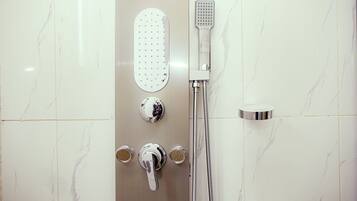 Suite | Bathroom | Shower, towels, soap, toilet paper