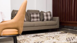 Suite | Living area | 32-inch flat-screen TV with satellite channels - COFE HOTEL (Yaoundé)