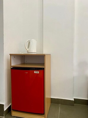 Escritorio, cortinas blackout y sistema de insonorización 