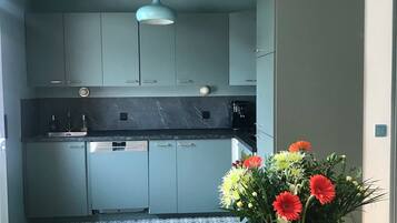 Een koelkast, een microgolfoven, een oven, een kookplaat