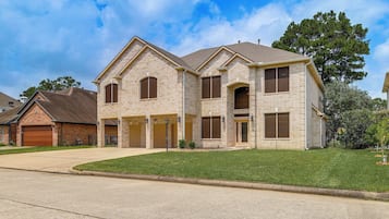 House (4 Bedrooms) | Front of property