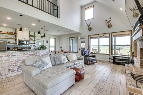 Modern Bryan Farmhouse on 1 Acre w/ Hot Tub!