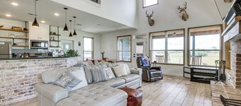 Modern Bryan Farmhouse on 1 Acre w/ Hot Tub!