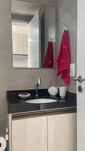 Family Studio, Sea View | Bathroom | Shower, hair dryer, towels, toilet paper