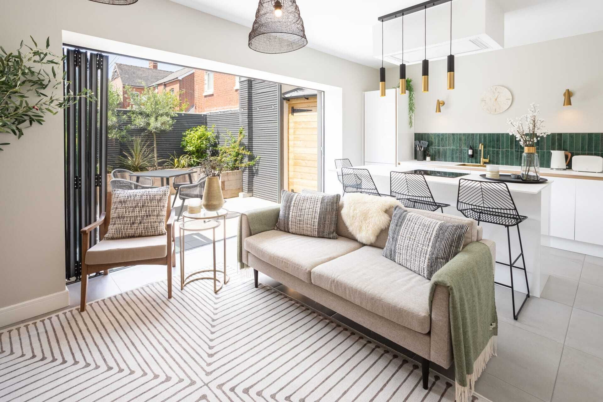 Télévision, livres, espaces bureaux