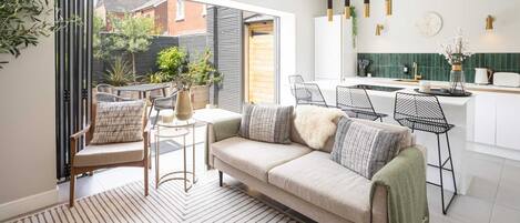 Télévision, livres, espaces bureaux