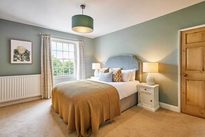 3 bedrooms, desk, iron/ironing board, free WiFi - Host & Stay | May Cottage (Darlington)