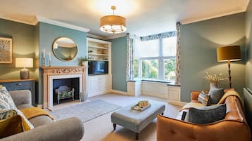 Televisio, takka, kirjoja, työhuone