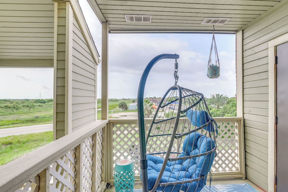 1 Mi to Beach! East End Galveston Condo w/ Pool