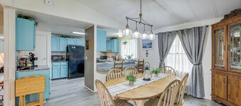 Lakefront Gun Barrel City Home w/ Dock & Deck