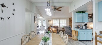 Lakefront Gun Barrel City Home w/ Dock & Deck