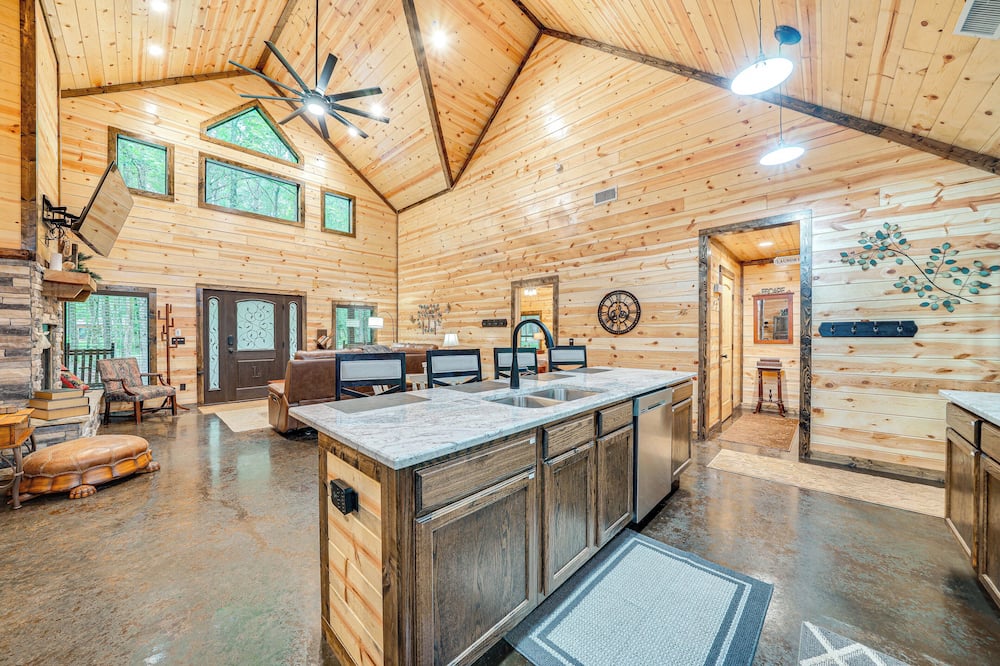 Near Choctaw Casino: Broken Bow Cabin w/ Hot Tub!