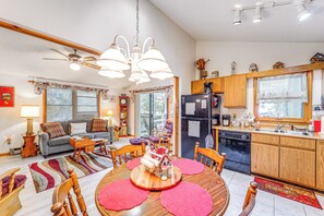 Interior - Lake & Pool Access! Outdoorsy Getaway in Newland (Newland)
