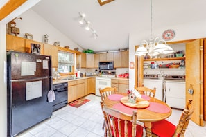 Interior - Lake & Pool Access! Outdoorsy Getaway in Newland (Newland)