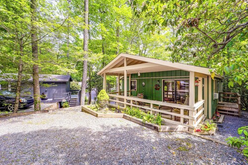 On-site Lake & Pool Access: Cabin in Newland!