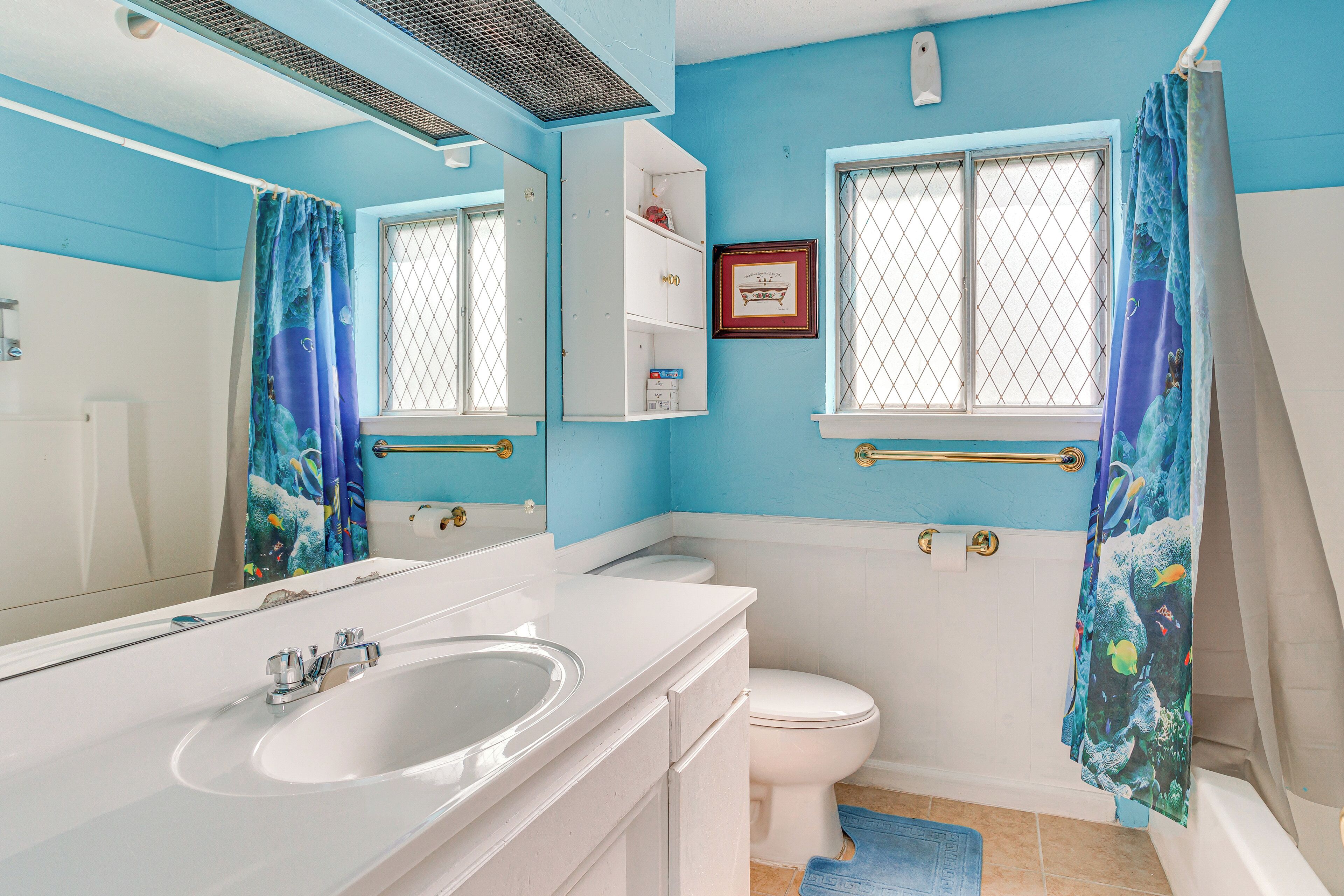 Une salle de bain avec une baignoire, des toilettes et un lavabo.