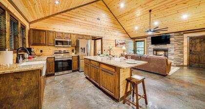 Broken Bow Cabin w/ Private Hot Tub: 14 Mi to Lake