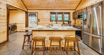 Broken Bow Cabin w/ Private Hot Tub: 14 Mi to Lake