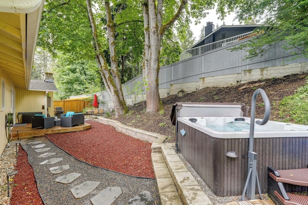 Pet-friendly Sammamish Home W/ Deck ~ 3 Mi To Lake - Sammamish, WA