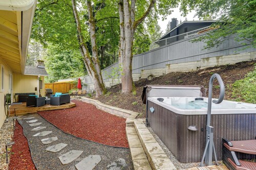 Pet-friendly Sammamish Home w/ Deck ~ 3 Mi to Lake