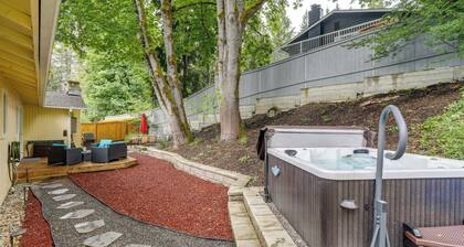 Pet-friendly Sammamish Home w/ Deck ~ 3 Mi to Lake
