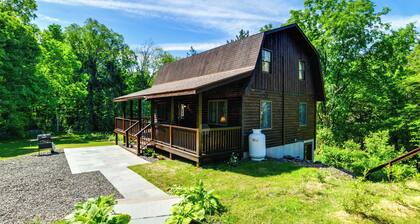 Creekside Cabin in Bainbridge w/ Wraparound Deck!