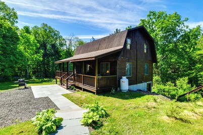 Creekside Cabin in Bainbridge w/ Wraparound Deck!