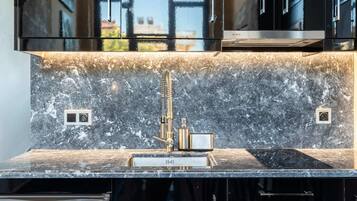 Kühlschrank, Ofen, Herdplatte, Wasserkocher mit Kaffee-/Teezubehör