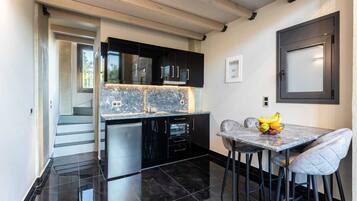 Kühlschrank, Ofen, Herdplatte, Wasserkocher mit Kaffee-/Teezubehör